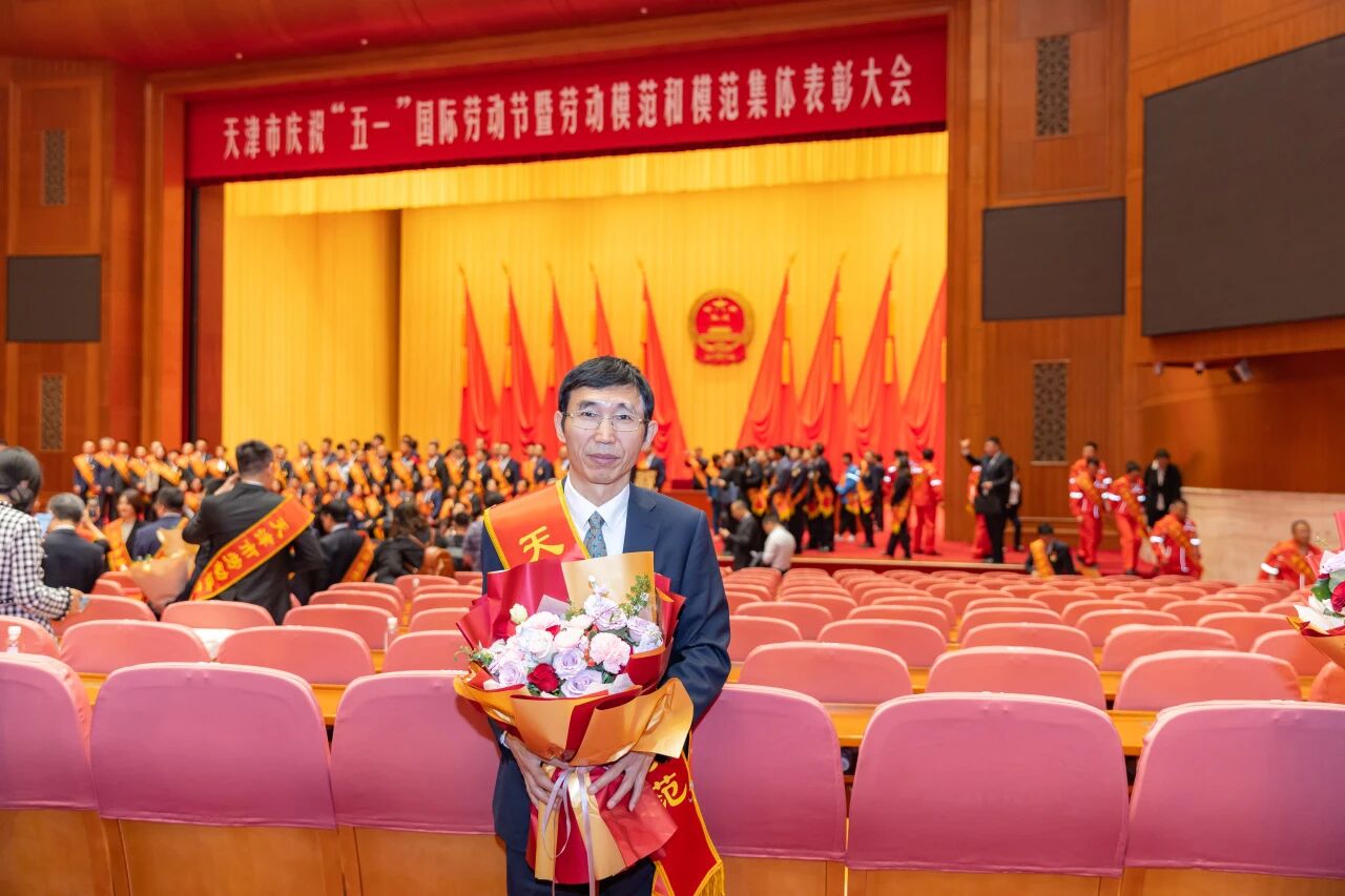 【五一特輯·勞模風采】2025年天津市勞動模范李榮：匠心如炬的化工逐夢人