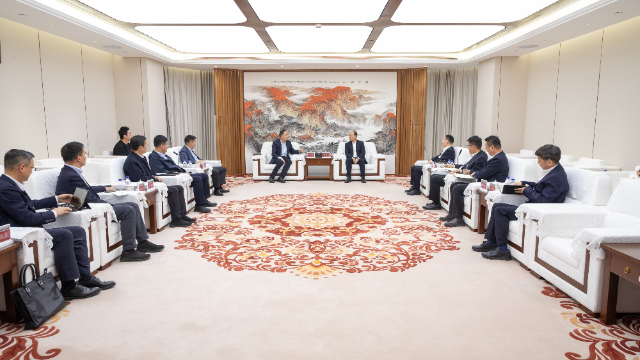 莫鼎革與杭州市委常委、蕭山區(qū)委書記孫旭東舉行會(huì)談