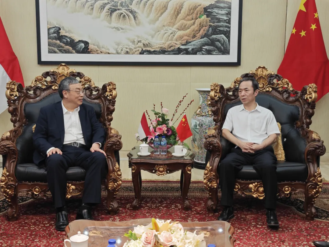 Jiao Zaiyue, ?in'in Endonezya Büyükel?ili?i Ticari ve Ekonomik ??ler Müste?ar? Li Hongwei ile G?rü?tü ve Güneydo?u Asya B?lge Merkezi'nde ?nceleme ve Rehberlik ?al??malar?nda Bulundu