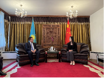 Liang Junxiang, ?in'in Almat? Ba?konsoloslu?u Ticaret Mü?aviri Lü Anqi ile G?rü?tü ve Kazakistan ?ubesi'nde ?nceleme ve Rehberlik ?al??malar? Yapt?